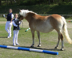 Anna Holland mit Moritz beim Mustern.